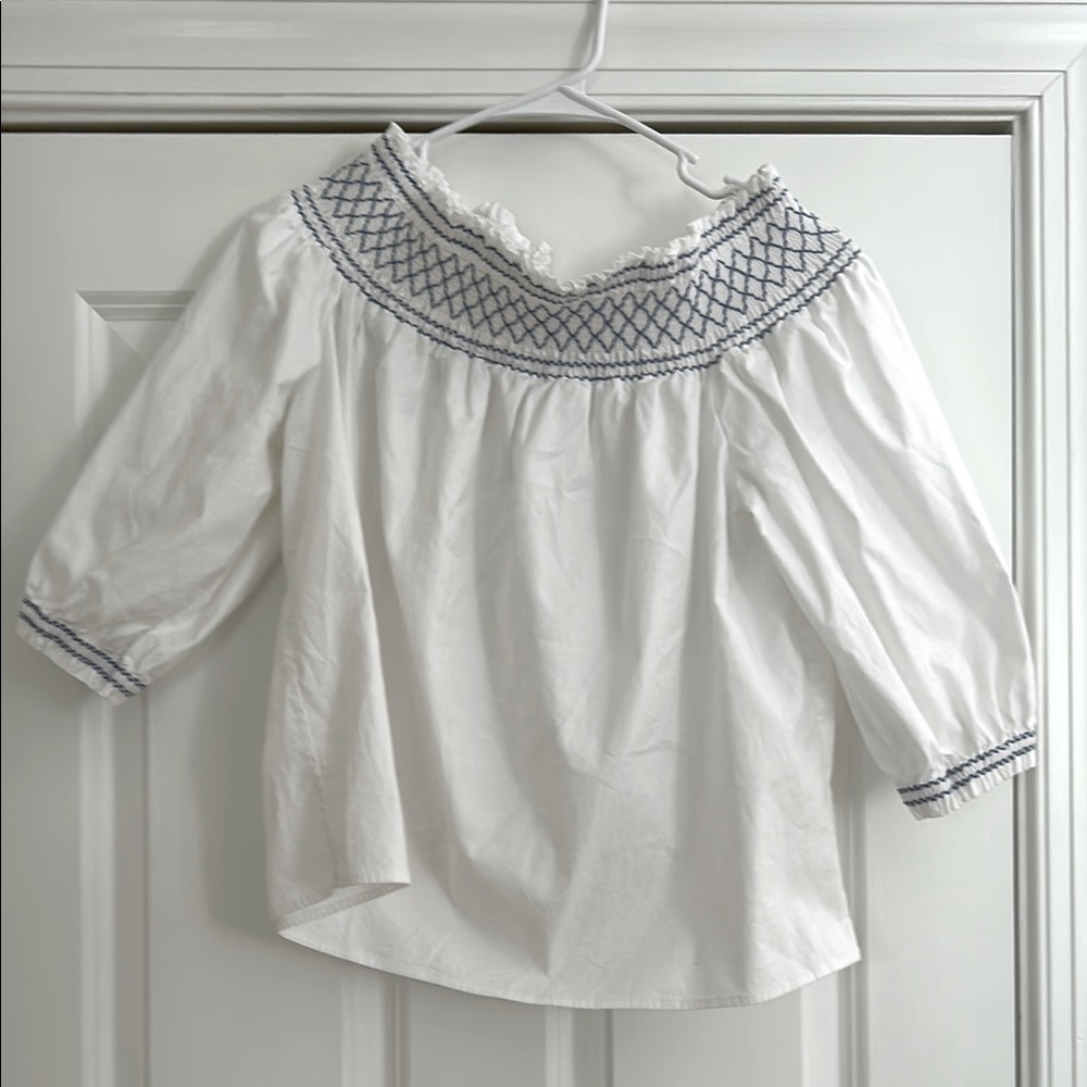 Vineyard Vines Women’s white top w/ blue embroidering off the shoulder. Size L.
